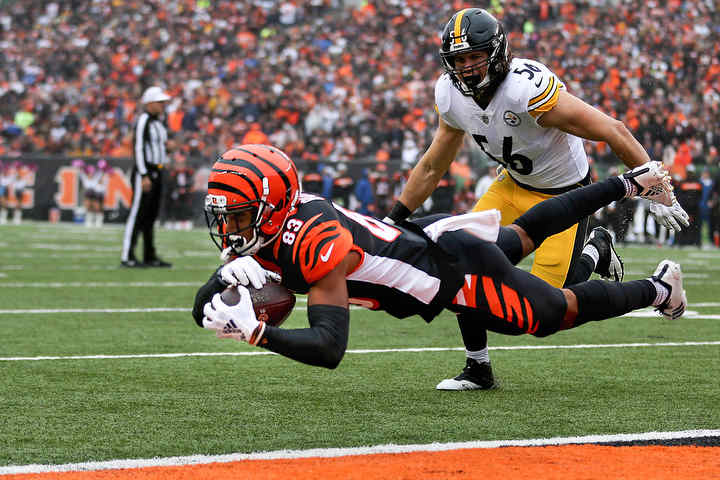 Cincinnati Bengals wide receiver Tyler Boyd (83) catches.a touchdown pass against the Pittsburgh Steelers  at Paul Brown Stadium in Cincinnati.   (Kareem Elgazzar / The Cincinnati Enquirer)